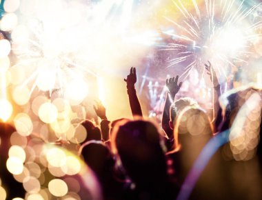 kalabalık havai fişek - yeni yıl kavramı izlerken kaldırdı elleriyle