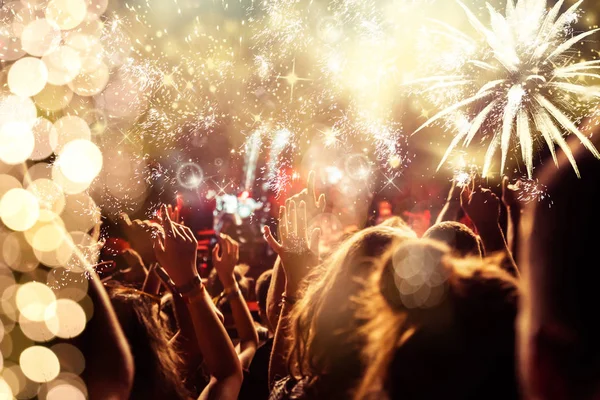 新年のコンセプト 歓声群衆と花火 — ストック写真