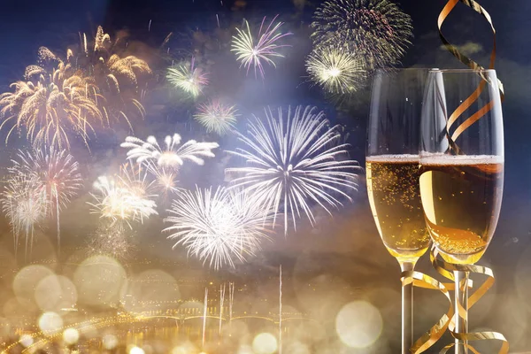 Due Bicchieri Champagne Con Nastri Contro Luci Delle Vacanze Fuochi — Foto Stock