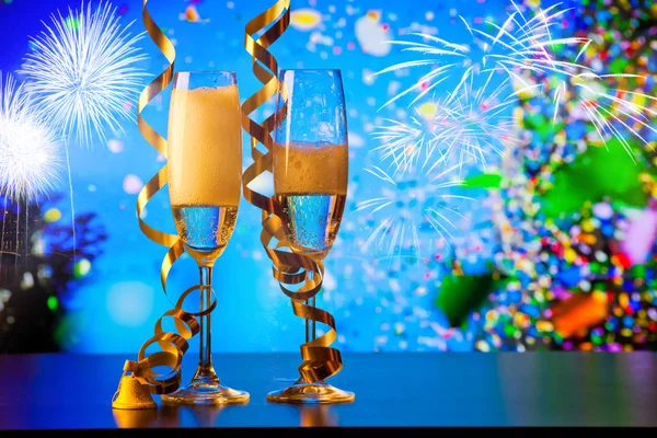 Due Bicchieri Champagne Con Nastri Coriandoli Cadenti Feste Capodanno — Foto Stock