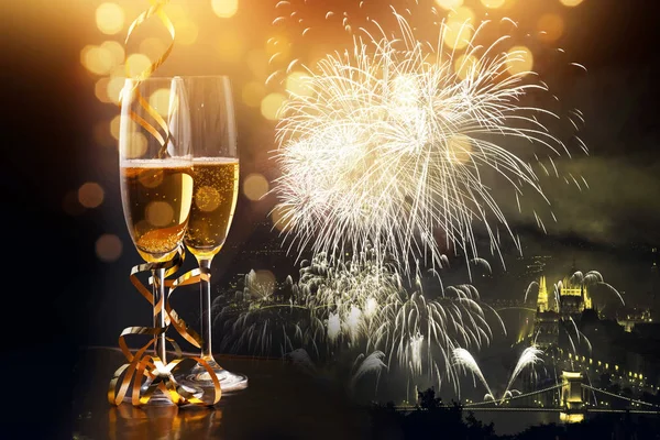Två Champagneglas Med Band Mot Helgens Ljus Och Fyrverkerier Nyårsfirande — Stockfoto