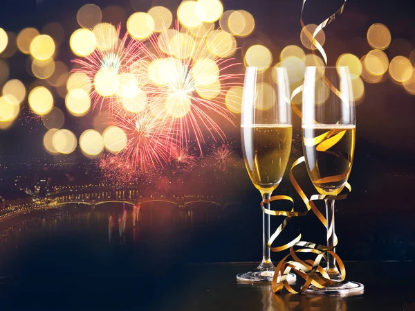 Два Бокала Шампанского Лентами Против Праздничных Огней Фейерверков Новогодние Праздники — стоковое фото