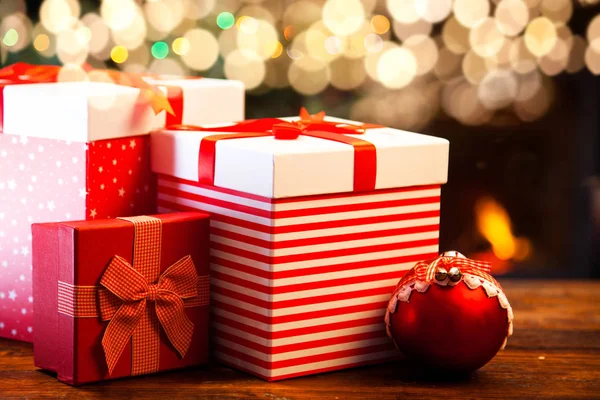 Feestelijke Rode Geschenkdozen Staande Door Brandende Open Haard Kerstboom Gezellige — Stockfoto
