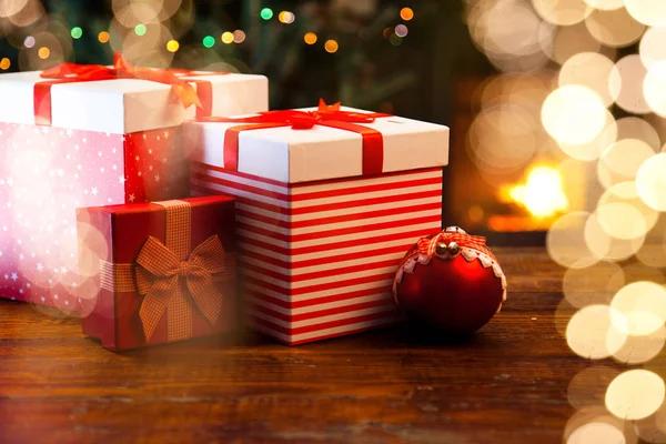 Festliche Rote Geschenkboxen Brennenden Kamin Und Weihnachtsbaum Gemütliches Zuhause — Stockfoto