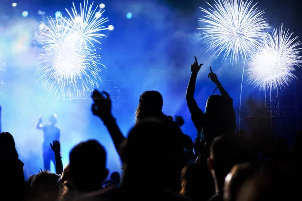 Multitud Viendo Fuegos Artificiales Celebraciones Año Nuevo — Foto de Stock