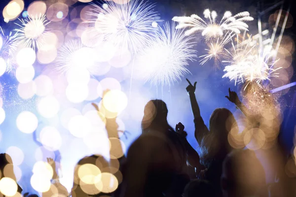 新年のお祝いの花火を見ている群衆 — ストック写真