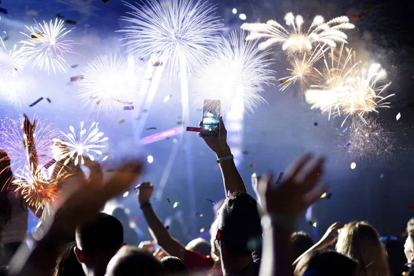 Multitud Viendo Fuegos Artificiales Celebraciones Año Nuevo — Foto de Stock