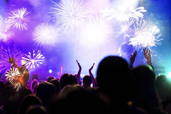 Multidão Assistindo Fogos Artifício Celebrações Ano Novo — Fotografia de Stock