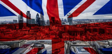 Brexit kavramı - çift pozlama bayrakları ve Londra gökdelenler