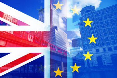 Brexit anlaşmasından sonra İngiltere ekonomisi - bayrak ve Canary Wharf iş merkezi gökdelenlerinin çifte pozlandırılması