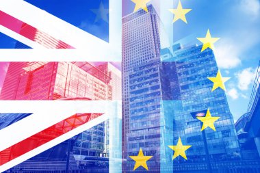 Brexit anlaşmasından sonra İngiltere ekonomisi - bayrak ve Canary Wharf iş merkezi gökdelenlerinin çifte pozlandırılması