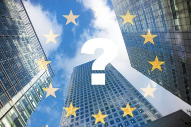 Brexit anlaşmasından sonra İngiltere ekonomisi - bayrak ve Canary Wharf iş merkezi gökdelenlerinin çifte pozlandırılması