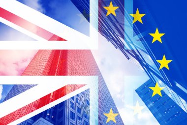 Brexit anlaşmasından sonra İngiltere ekonomisi - bayrak ve Canary Wharf iş merkezi gökdelenlerinin çifte pozlandırılması
