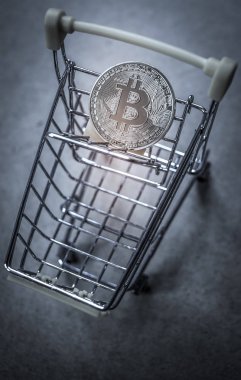 Alışveriş arabasındaki bitcoin - kripto para birimi konsepti