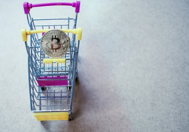 Alışveriş arabasındaki bitcoin - kripto para birimi konsepti