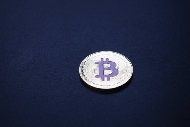 Siyah arkaplan kripto para kavramı üzerine bitcoin