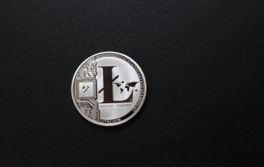 Siyah arkaplan kripto para birimi kavramı üzerine litekoin