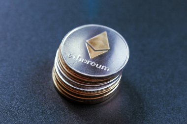 cryptocurrencies siyah arka plan üzerine yığını