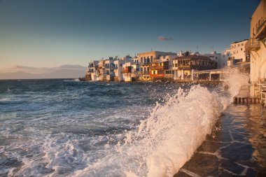 Günbatımında küçük Venedik, Mykonos, Yunanistan - lüks seyahat sefaleti - Yunan adaları