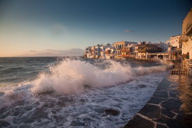 Günbatımında küçük Venedik, Mykonos, Yunanistan - lüks seyahat sefaleti - Yunan adaları