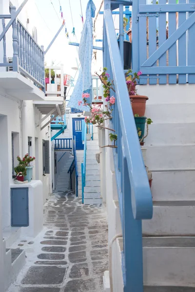 Традиционная Узкая Улица Миконосе Голубыми Дверями Белыми Стенами — стоковое фото