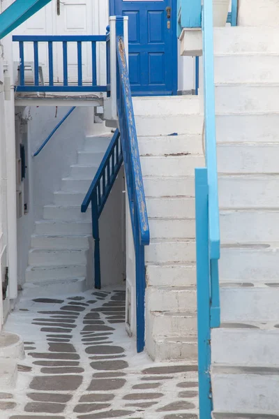 Traditionele Smalle Straat Mykonos Met Blauwe Deuren Witte Muren — Stockfoto