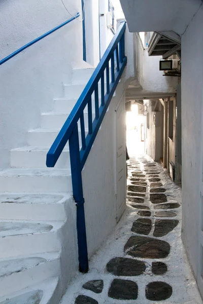 Традиционная Узкая Улица Миконосе Голубыми Дверями Белыми Стенами — стоковое фото