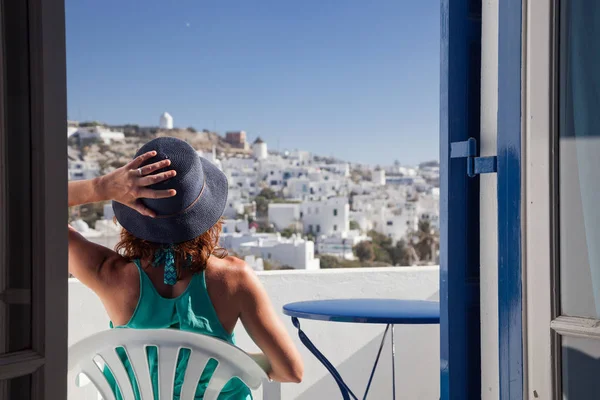 Žena Kochat Výhledem Město Mykonos Terasy Řecko Letní Dovolená — Stock fotografie