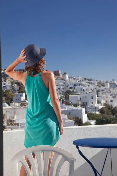 Mujer Disfrutando Mykonos Vista Ciudad Desde Terraza Grecia Vacaciones Verano —  Fotos de Stock