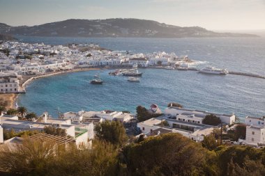 Güneşli bir yaz gününde, Mykonos, Cyclades, Yunanistan 'ın Mykonos kasabasının ünlü yel değirmenleriyle panoramik manzarası 