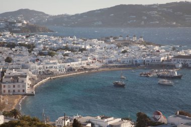 Güneşli bir yaz gününde, Mykonos, Cyclades, Yunanistan 'ın Mykonos kasabasının ünlü yel değirmenleriyle panoramik manzarası 