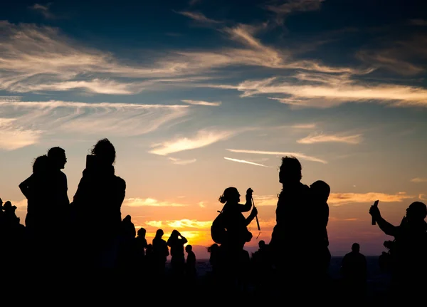 Silhuetter Människor Som Tar Bilder Med Smartphones — Stockfoto