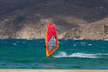 Mavi dalgalarda sörf yapan uçurtma