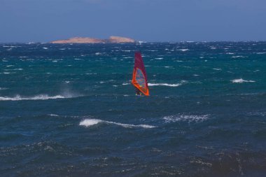 Mavi dalgalarda sörf yapan uçurtma