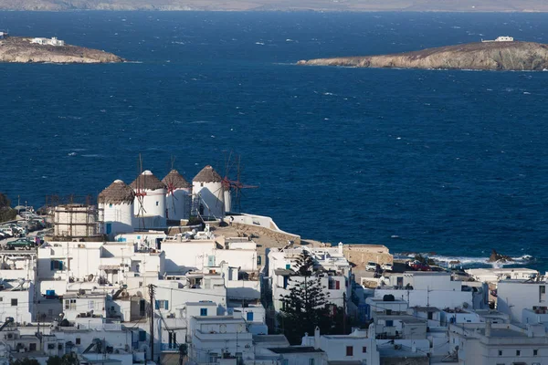 一个阳光明媚的夏日 在希腊Cyclades的Mykonos 从山上俯瞰Mykonos镇港口的全景 — 图库照片