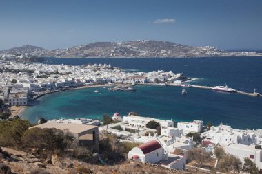 Güneşli bir yaz gününde, Mykonos, Cyclades, Yunanistan 'ın Mykonos kasabasının ünlü yel değirmenleriyle panoramik manzarası 