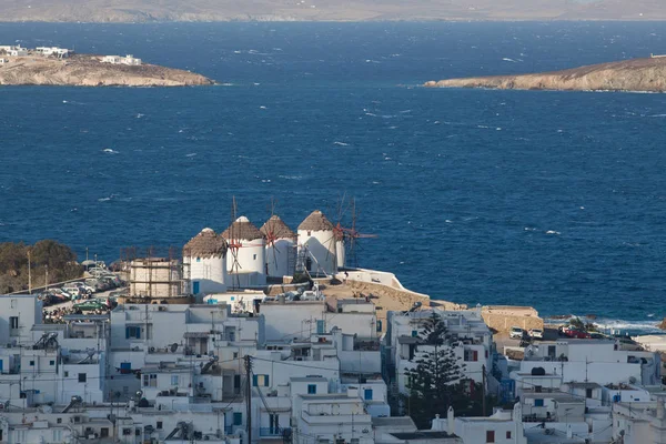 들에서 여름날 그리스의 키클라데스에 미코노스 항구의 파노라마같은 — 스톡 사진