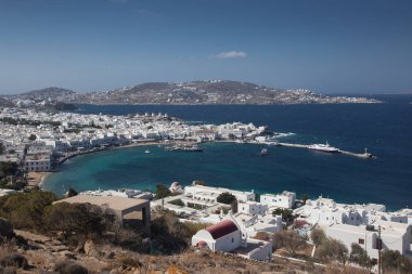 Güneşli bir yaz gününde, Mykonos, Cyclades, Yunanistan 'ın Mykonos kasabasının ünlü yel değirmenleriyle panoramik manzarası 