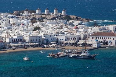 Güneşli bir yaz gününde, Mykonos, Cyclades, Yunanistan 'ın Mykonos kasabasının ünlü yel değirmenleriyle panoramik manzarası 