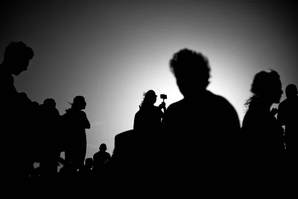 Silhouetten Van Mensen Die Foto Maken Met Smartphones — Stockfoto