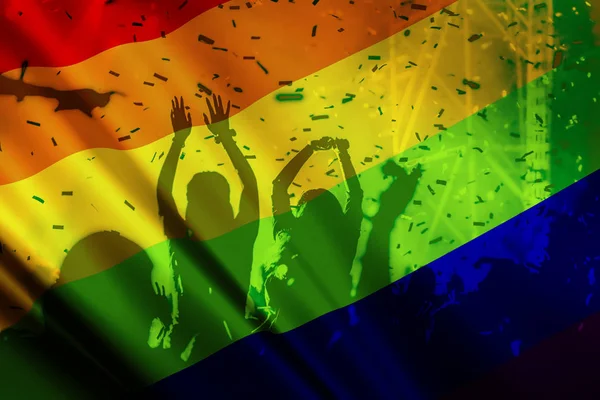 무지개 깃발이 게이와 레즈비언 행렬의 실루엣 사랑과 관용의 — 스톡 사진