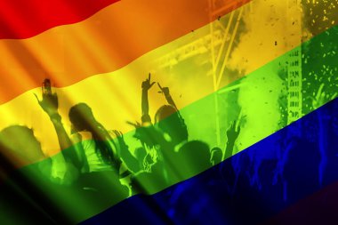 Gökkuşağı bayrağıyla eşcinseller ve lezbiyenler geçit töreninin silueti - sevgi ve hoşgörünün sembolü