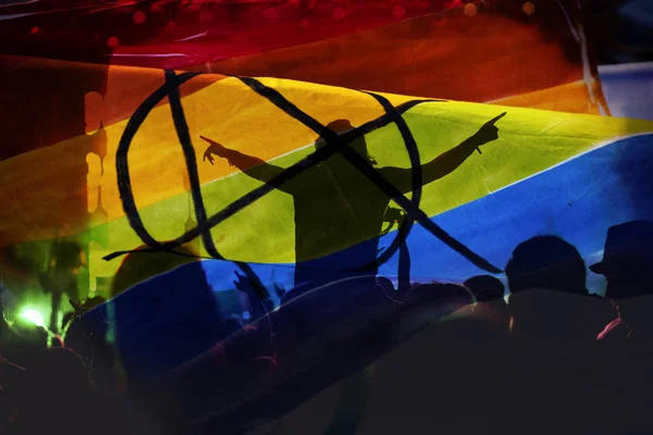 Silueta Desfile Gays Lesbianas Con Bandera Arco Iris Símbolo Amor —  Fotos de Stock