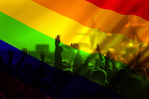 무지개 깃발이 게이와 레즈비언 행렬의 실루엣 사랑과 관용의 — 스톡 사진