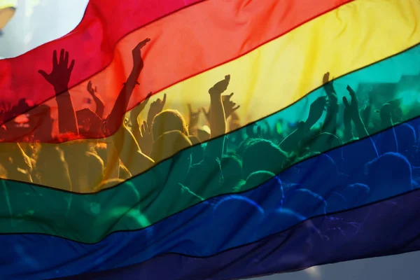 Silhuett Parad Bögar Och Lesbiska Med Regnbågsflagga Symbol För Kärlek — Stockfoto