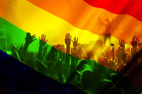 虹の旗を持つゲイやレズビアンのパレードのシルエット 愛と寛容の象徴 — ストック写真