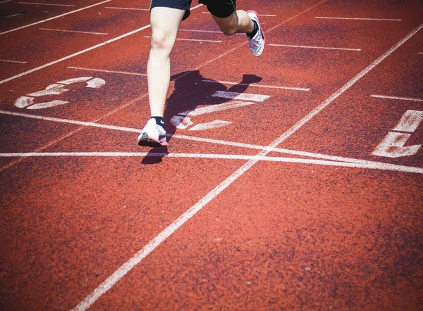 Koşu pistinde bir atlet