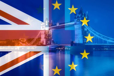 Brexit kavramı - Tower bridge ve bayrakları çift pozlama