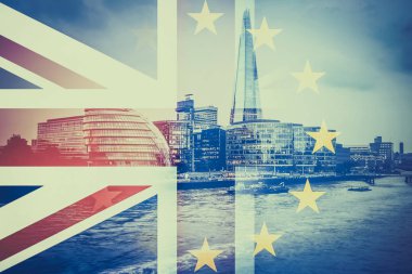 Brexit kavramı - çift pozlama bayrakları ve Londra gökdelenler
