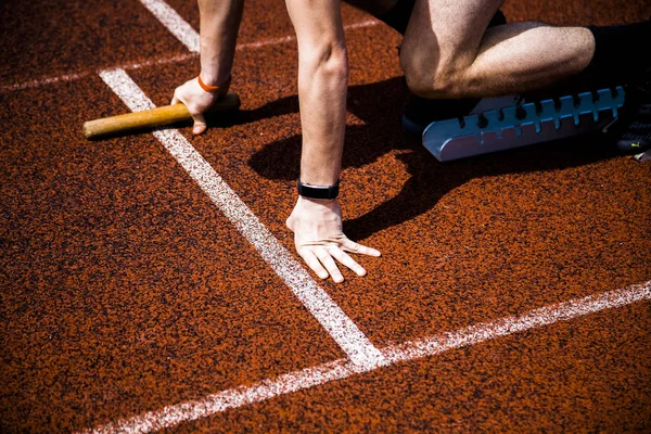 Sportler Auf Laufstrecke — Stockfoto